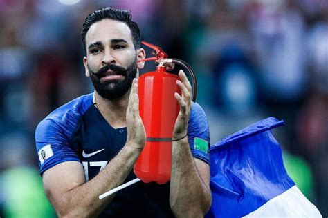 adil rami naked|Adil Rami fait de la pub tout nu. Regardez sa vidéo